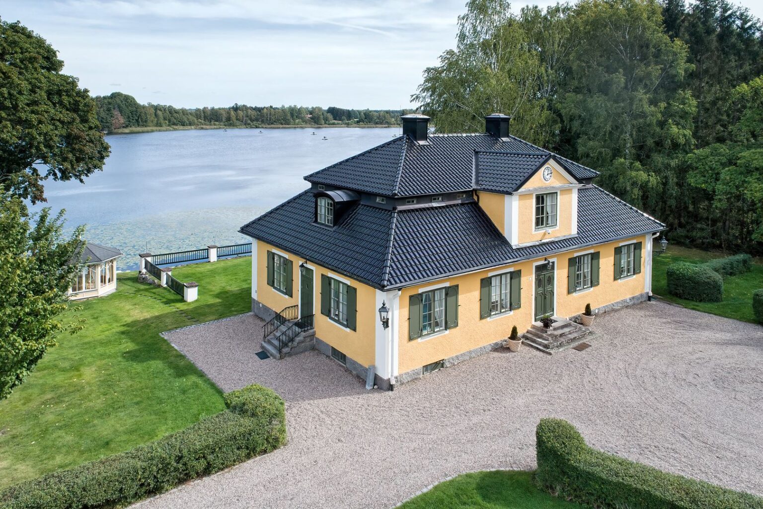 RR2 Mycket gediget hus om ca 300 kvm