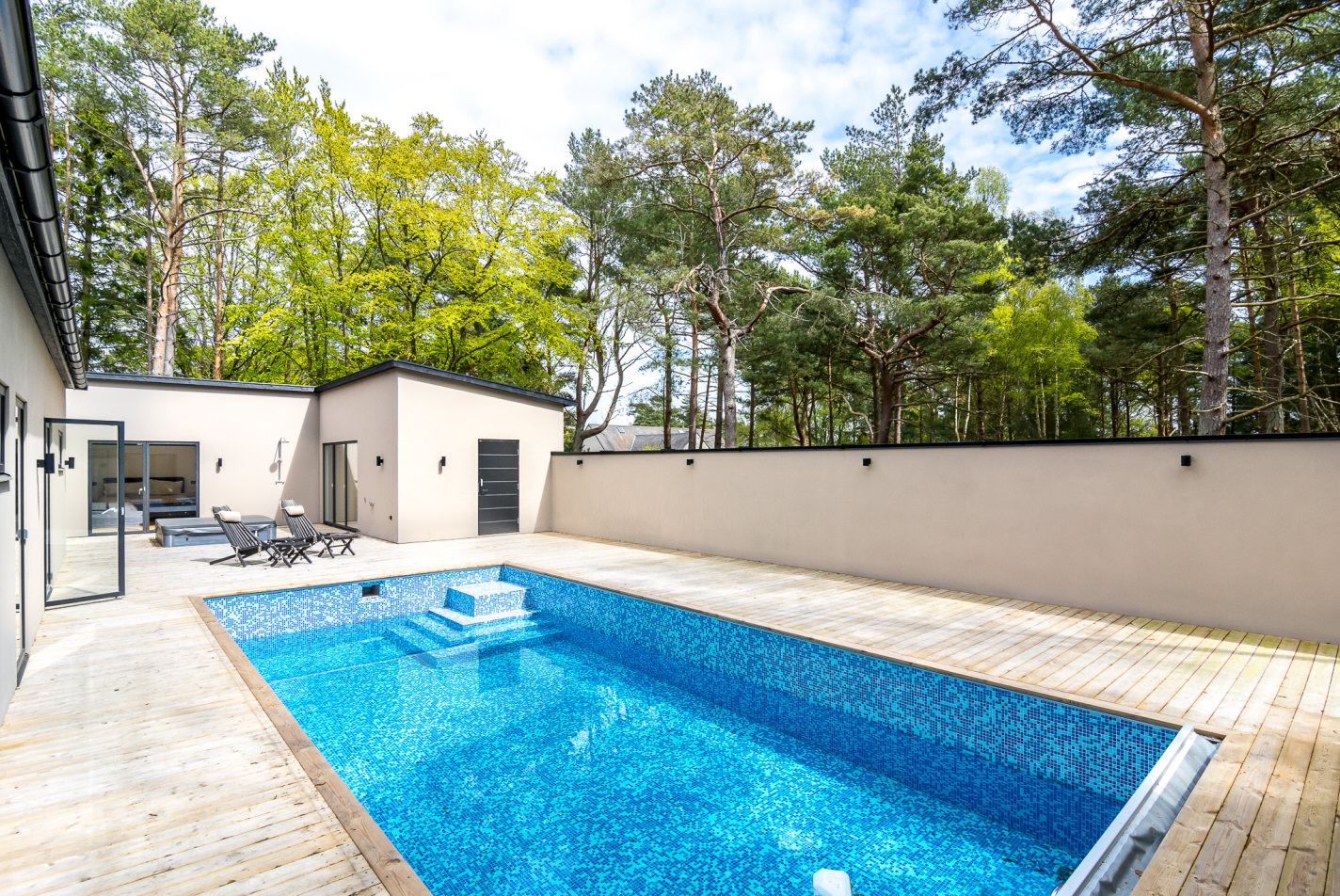 Insynsskyddad pool med mosaikbeklädnad