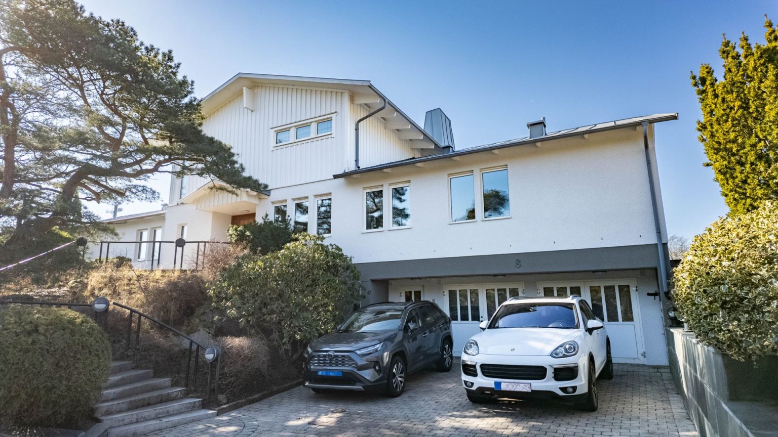 Dubbelgarage under huset