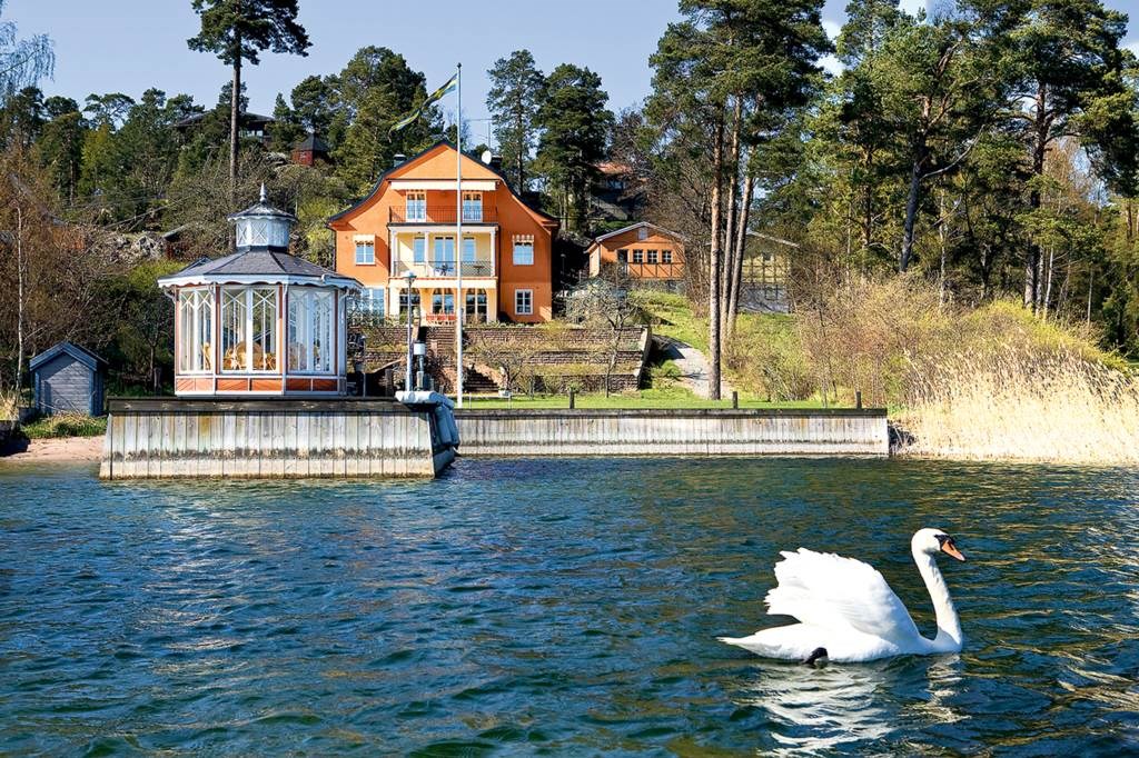 Lågupplöst Villan sedd från sjösidan