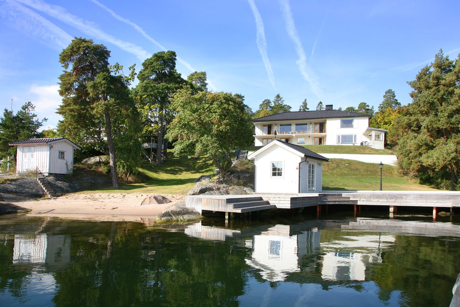 Gedigen brygganläggning och sandstrand