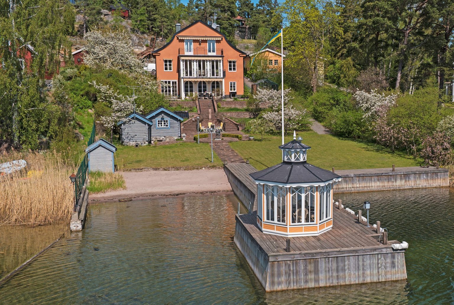 Vy från vattnet med lusthuset i förgrunden