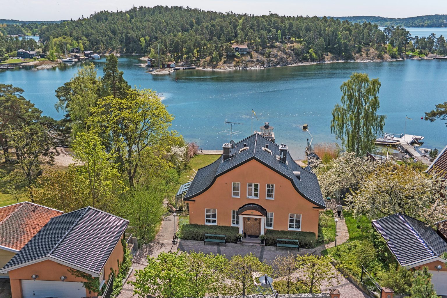 Entrésidan med två garageflyglar