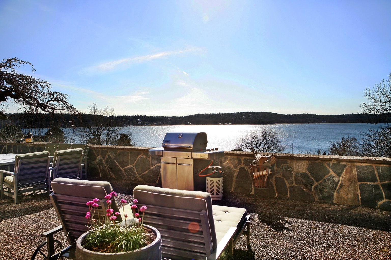 Stensatt terrass med hänförande vy över fjärden