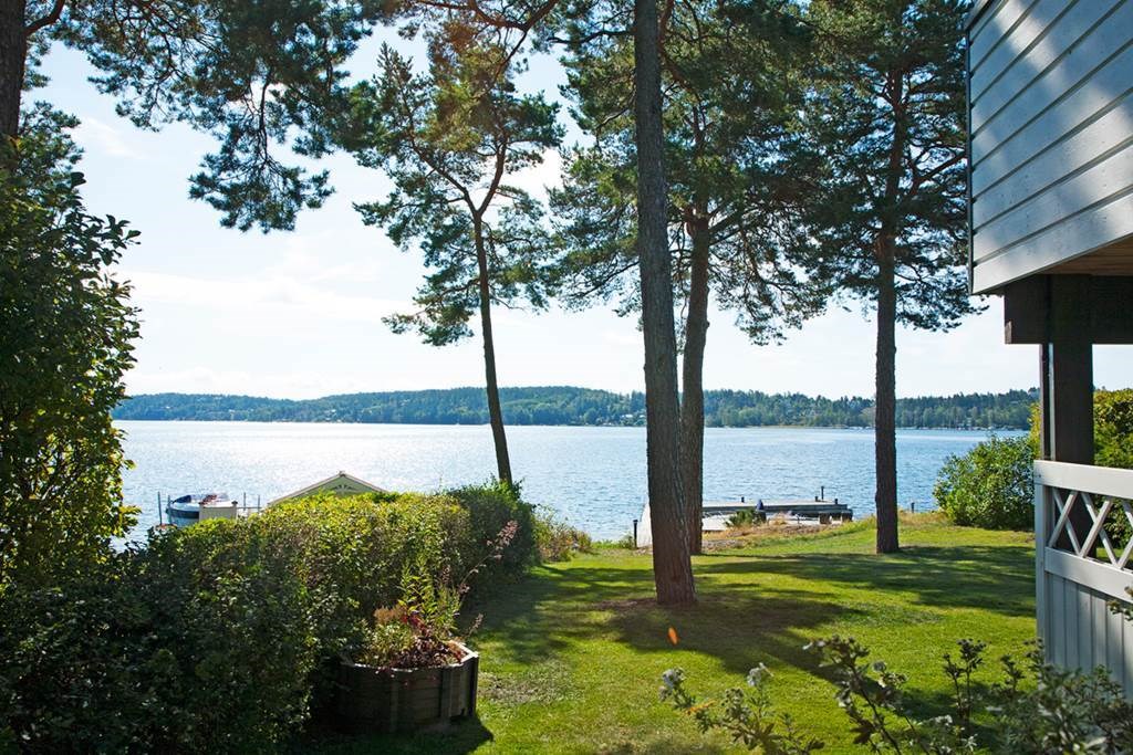 Lågupplöst Lågupplöst Stora plana gräsytor mot Erstaviken
